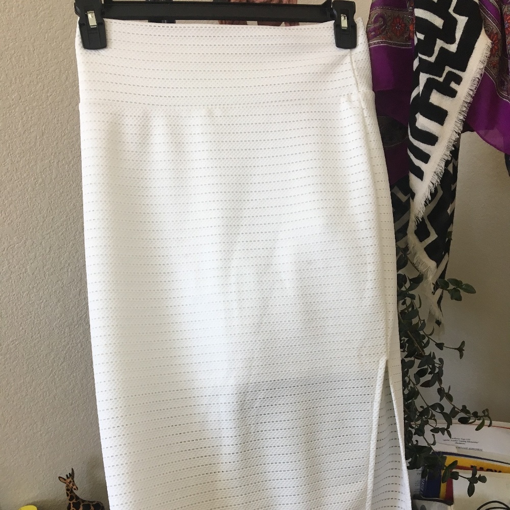 Body-con/pencil white skirt